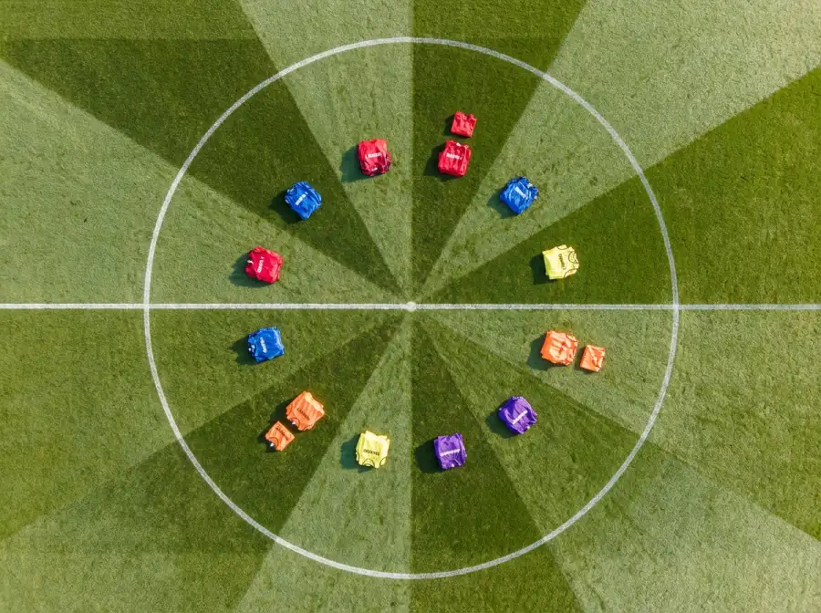 Übersicht aller 12 Gruppen der Fussball-WM 2026 mit Teams und Flaggen