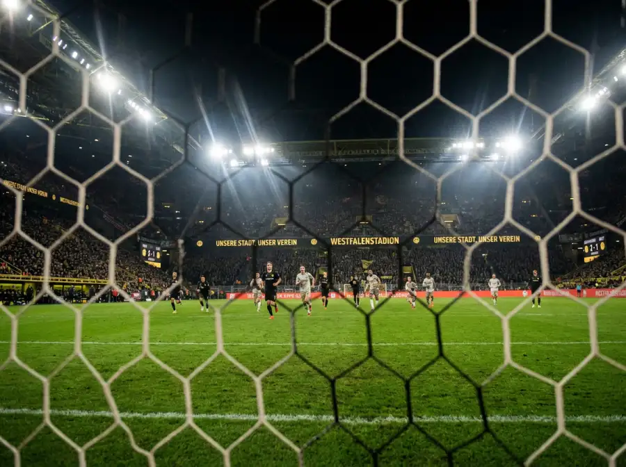 Panoramablick auf ein modernes Fussballstadion in Nordamerika bei Sonnenuntergang
