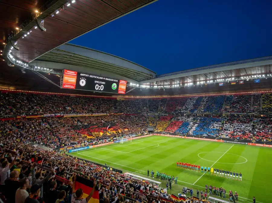 Detailaufnahme eines Fussballspiels mit taktischer Aufstellung auf dem Rasen